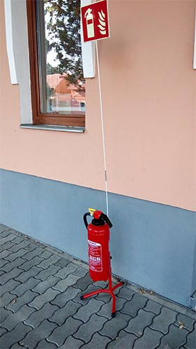 Stojaci držiak na hasiaci prístroj